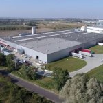 Рабочий на мебельной фабрике фото