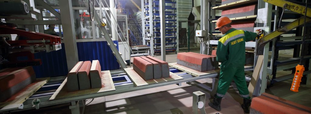 Работа на заводе брусчатки в Польше фото