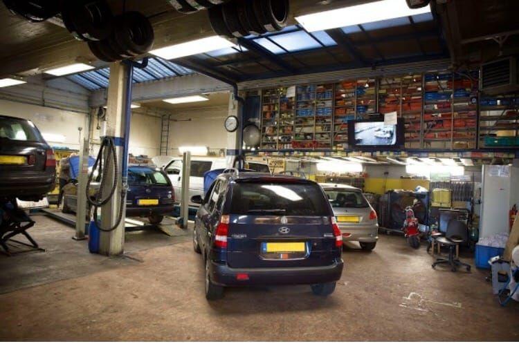 Автомеханики на СТО в Голландии