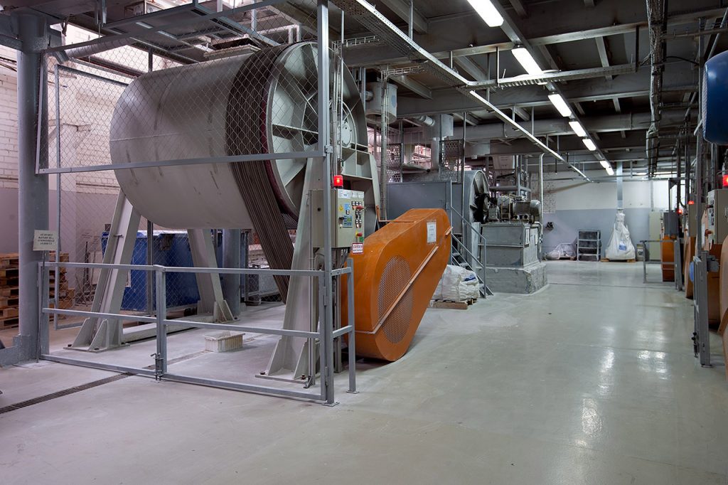 Оператор машин на фабрике свечей в Польше