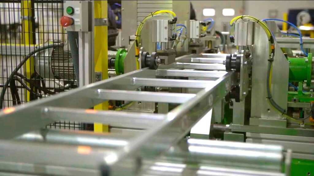 Сборка алюминиевых лестниц в Польше фото