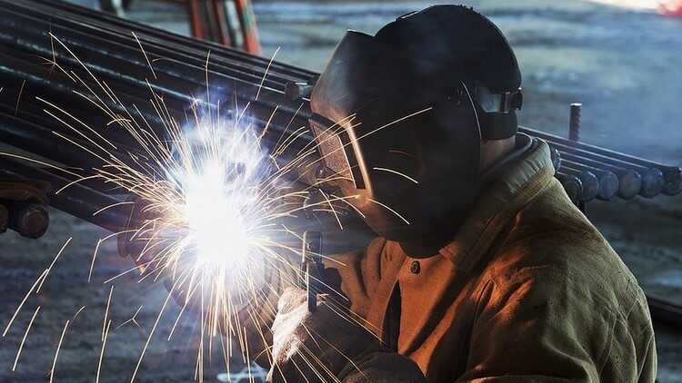 Palmiry. Сварка и шлифовка металлических элементов в Польше фото