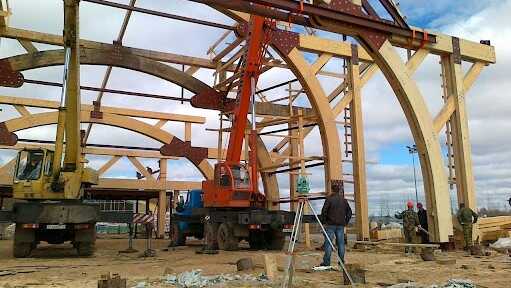 Сборочные работы по изготовлению деревянных элементов для строительства жилых зданий в Польше фото